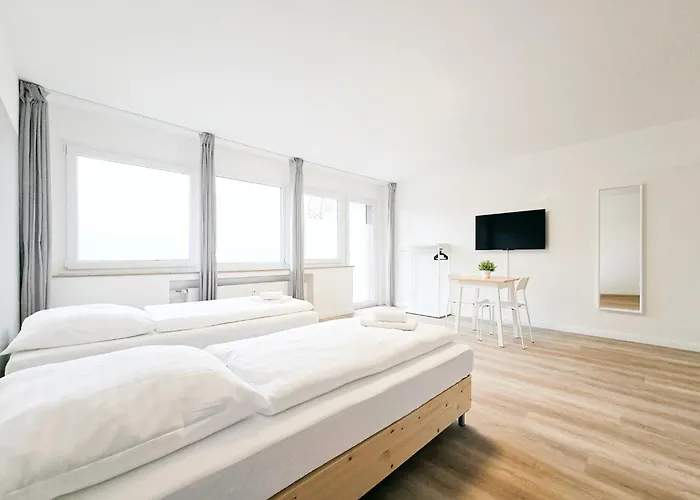 Tolstov - With Balcony - 25 Min Messe Dus Apartment